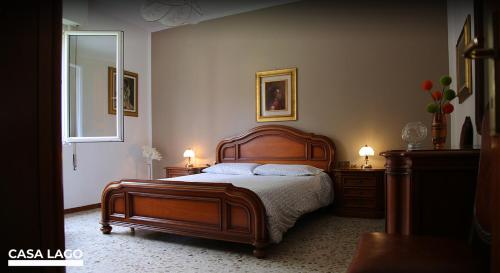 Postel nebo postele na pokoji v ubytování CasaLago di Erika e Antonella