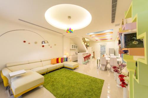 a living room with a couch and a green rug at 醇境民宿市區車庫停車場 in Hualien City