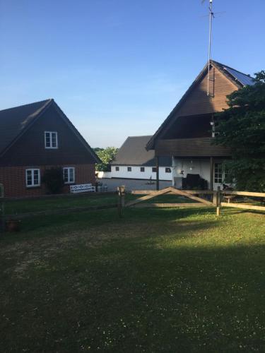 een huis en een schuur met een grasveld bij Grethelund - 50m2 in Silkeborg