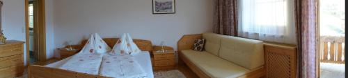 a living room with a couch and a table at Musikhof Lexer in Liesing