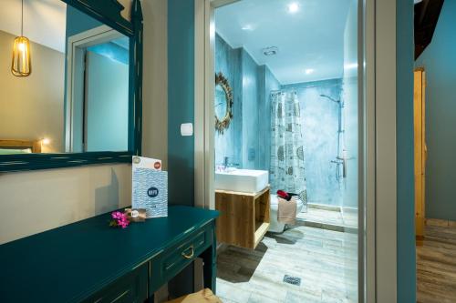 een badkamer met een wastafel en een spiegel bij Naya in Kissamos