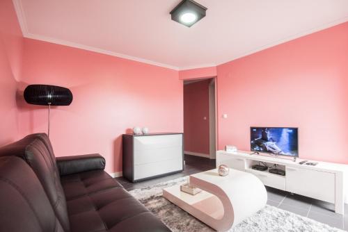 a living room with a couch and a tv at Casa Céu D'Abraão in Piedade