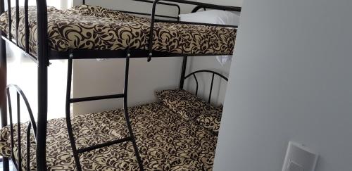 Ein Etagenbett oder Etagenbetten in einem Zimmer der Unterkunft Mundo y maletas