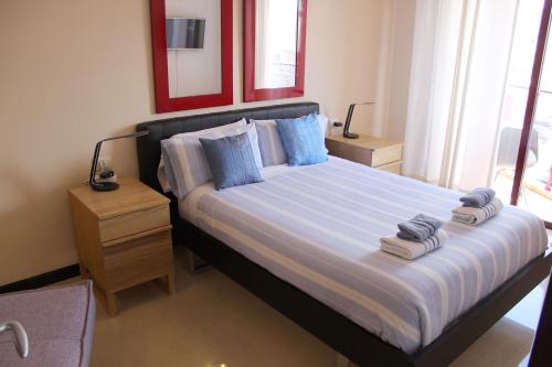 1 dormitorio con 1 cama grande y toallas. en Dream Cuesta, en Santa Cruz de Tenerife