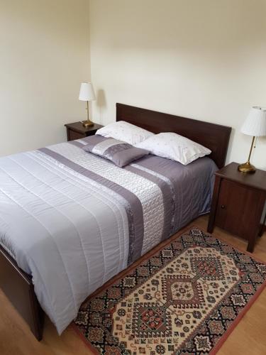 En eller flere senge i et værelse på Porto Infante Apartment