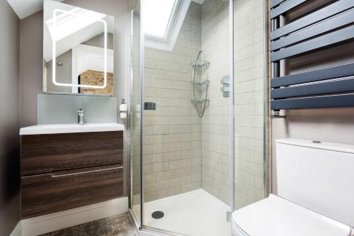 ロンドンにあるVeeve - Bespoke Wimbledon Retreatのバスルーム(シャワー、トイレ、洗面台付)