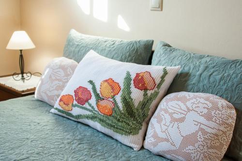 Una cama con dos almohadas con fresas. en Casa Elaia, en Áyios Dhimítrios