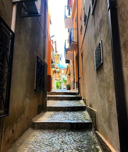an alley with stairs leading up to a building at Da zio Totò in Scilla