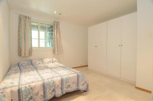 1 dormitorio con cama y ventana en Hinna Garden en Stavanger