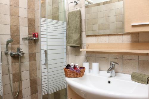 y baño con lavabo y ducha acristalada. en Corfu View Deluxe, en Perama