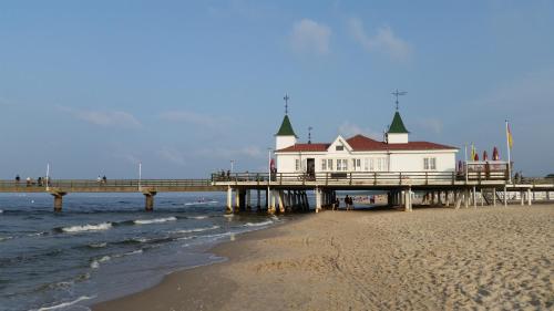 un edificio en un muelle junto a la playa en Haus Adelaide en Ahlbeck