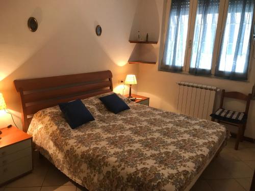 um quarto com uma cama com duas almofadas em Casa Viareggio em Viareggio