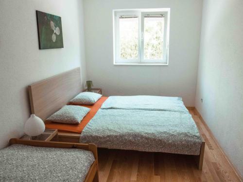 艾克許坦尼的住宿－伊芙內公寓，带窗户的客房内设有两张单人床。