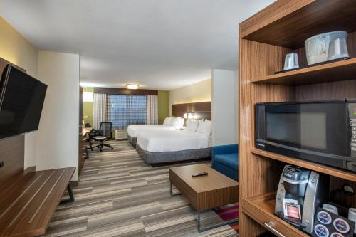 Кровать или кровати в номере Holiday Inn Express & Suites Medicine Hat by IHG