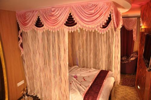Ein Bett oder Betten in einem Zimmer der Unterkunft Astoria Residency