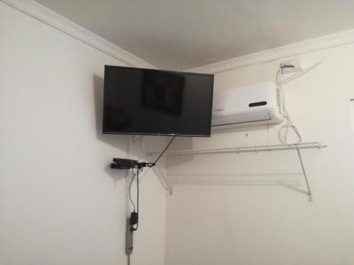 Una televisión o centro de entretenimiento en Hostal Compostela Inn