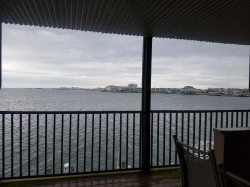 balcone con vista sull'acqua. di Bahama Princess Condos a Ocean City