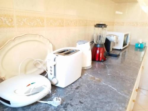 un mostrador con varios electrodomésticos encima en Villa Close To The Beach, en Temara