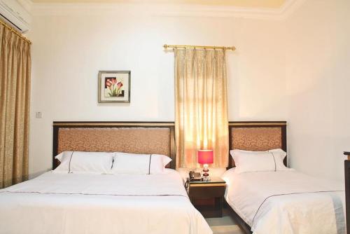 Un pat sau paturi într-o cameră la Golden Rose Hotel
