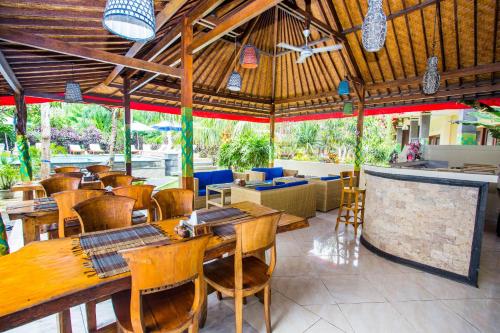 Un restaurante o sitio para comer en Taos House Lembongan By DeWizZ Management