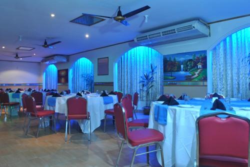 A restaurant or other place to eat at Hotel Dallas sylhet