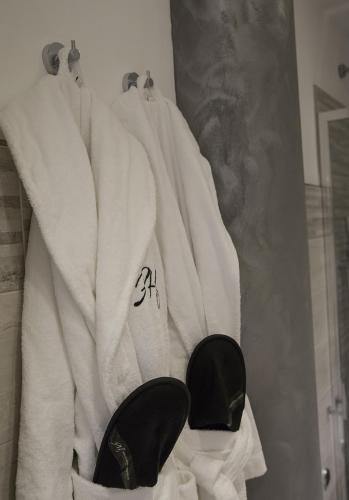 a pile of towels hanging on a wall in a bathroom at Hotel Tigullio Et De Milan in Santa Margherita Ligure