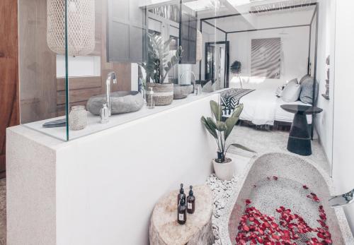 Bilik mandi di Beyond Bungalows