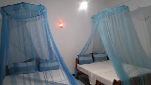 Samadhi Guest Inn Ella tesisinde bir odada yatak veya yataklar