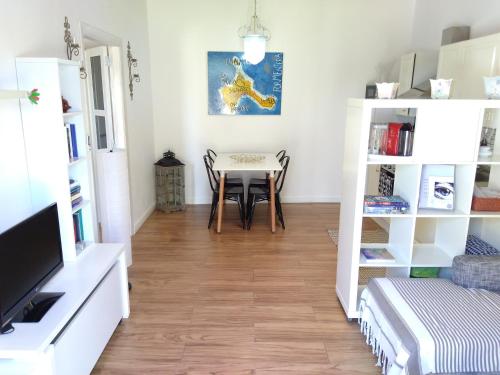 een kleine woonkamer met een tafel en stoelen bij can jaume portas in Sant Francesc Xavier