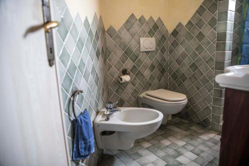 y baño con aseo y lavamanos. en Appartamento Baja Sardinia, en Baja Sardinia