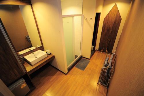 a bathroom with a sink and a mirror at Baan Keang Chon Ayutthaya บ้านเคียงชล อยุธยา in Phra Nakhon Si Ayutthaya