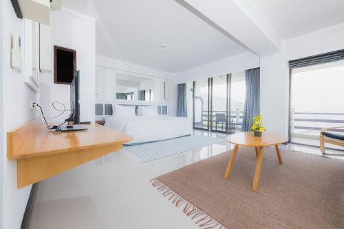 TV a/nebo společenská místnost v ubytování Rayong Resort Hotel โรงแรมระยองรีสอร์ท