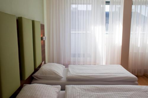 מיטה או מיטות בחדר ב-Sky Apartments Vienna