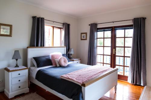 Un dormitorio con una cama con un animal de peluche rosa. en Parker Lodge Maldon en Maldon