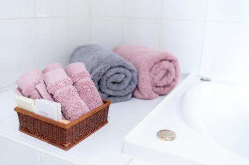 - Cesta de toallas junto al lavabo del baño en Parker Lodge Maldon, en Maldon