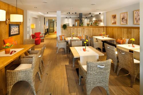 a dining room with tables and chairs in a restaurant at Apparthotel Sonne in Obertauern