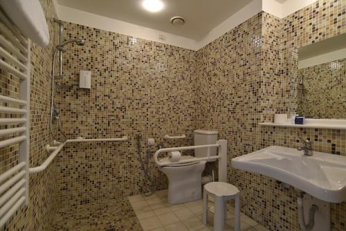 Tulip Inn Turin West Rivoli في ريفولي: حمام مع مرحاض ومغسلة