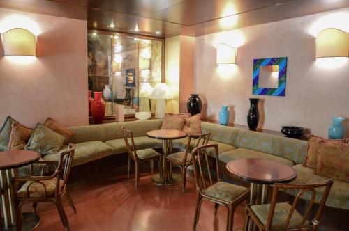 Lounge oder Bar in der Unterkunft Hotel Le Boulevard