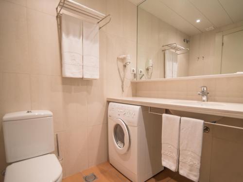 La salle de bains est pourvue d'un lave-linge et d'un lavabo. dans l'établissement Aparthotel Ciutat de Palol, à Platja d'Aro