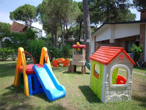 リニャーノ・サッビアドーロにあるVillaggio Gioveの庭の遊具