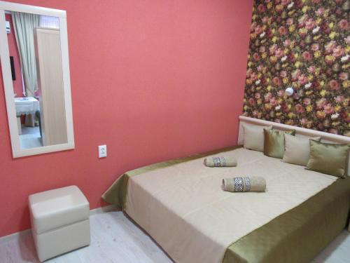 ゲレンジークにあるStudio Apartmentのベッドルーム1室(壁に絵画が描かれたベッド1台付)