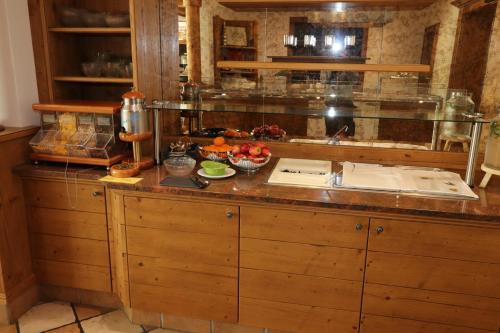 eine Küche mit einer Theke mit Spüle und etwas Essen in der Unterkunft Gasthof Bacher in Katschberghöhe