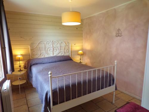 a bedroom with a bed and two lamps in a room at Gîte " Suzon" à PEYROUTAS Vignonet St Emilion in Vignonet