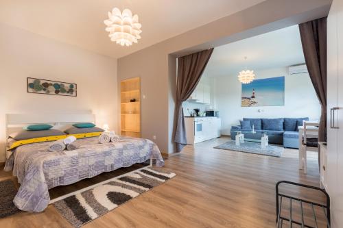 een slaapkamer met een bed en een woonkamer bij Studio Andrea in Rovinj