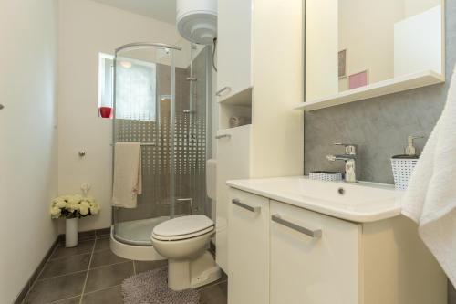 een badkamer met een toilet, een wastafel en een douche bij Studio Andrea in Rovinj