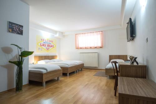 Postel nebo postele na pokoji v ubytování Guest House Mlada lipa