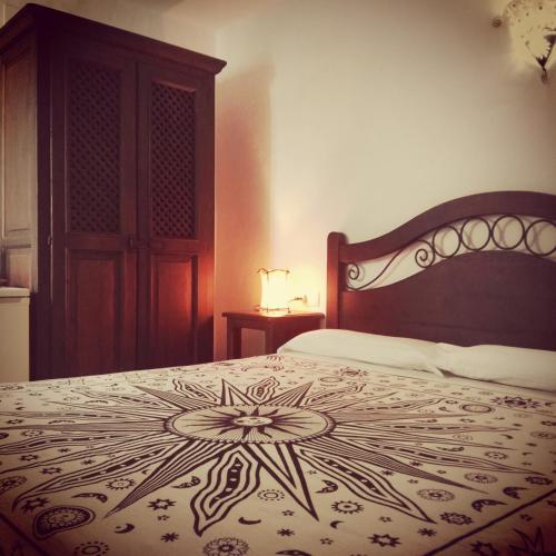 a bedroom with a bed with a flower design on it at Casa Lareymora in Algarrobo