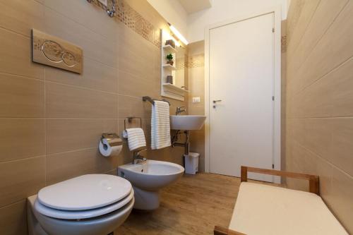 uma casa de banho com um WC e um lavatório em Lumia e Zagara em Taormina