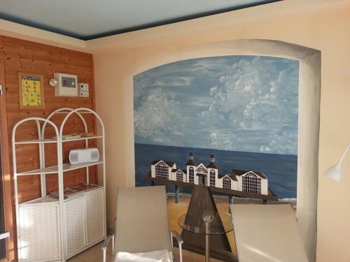 a dining room with a painting on the wall at Scheunenhaus Kienspan in Tornitz