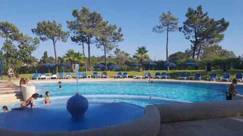 金塔湖的住宿－Victory Village Club, Quinta do Lago，一群人在游泳池游泳